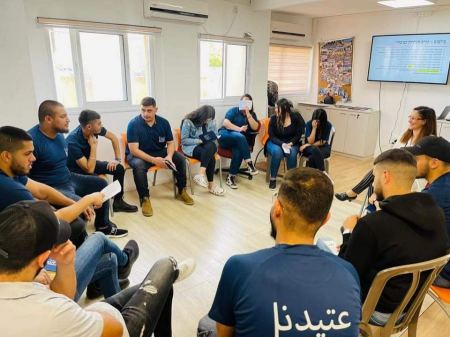 محاضرات حول الخدمات في القطاع العام تقدمها الصحفية سامية عرموش لشبيبة عتيدنا حيفا